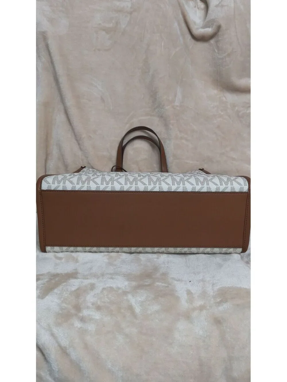 121. Michael Kors Large NS Logo Tote Vanilla/Cream/Tan